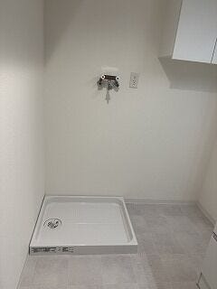 洗面所内にしっかりと確保された洗濯機置き場は、お風呂場や洗面台に隣接しており動線がスムーズです。脱いだ衣類をそのまますぐに洗濯機へ入れられるため、毎日の家事効率がアップします。