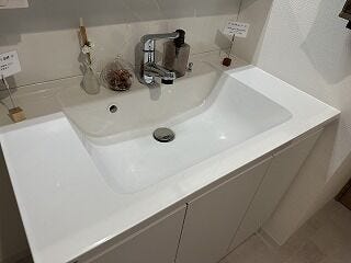 ボウルとカウンターが一体型で汚れが溜まりにくく、お手入れが簡単。白を基調とした洗練されたデザインも魅力です。