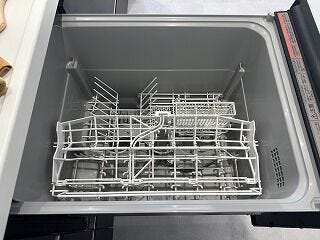 ビルトイン食洗機を標準装備し、面倒な食器洗いの手間を大幅に軽減します。家事の時間を短縮して家族との団らんを増やせるほか、手荒れ防止やキッチンの省スペース化にも繋がる嬉しい設備です。