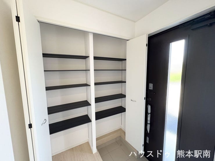 ■靴箱■
・ブーツなど高さのある物も収納しやすい作り