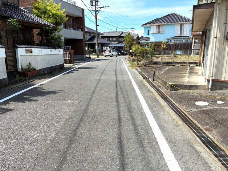 一本入った通りの静かな住宅街になります!