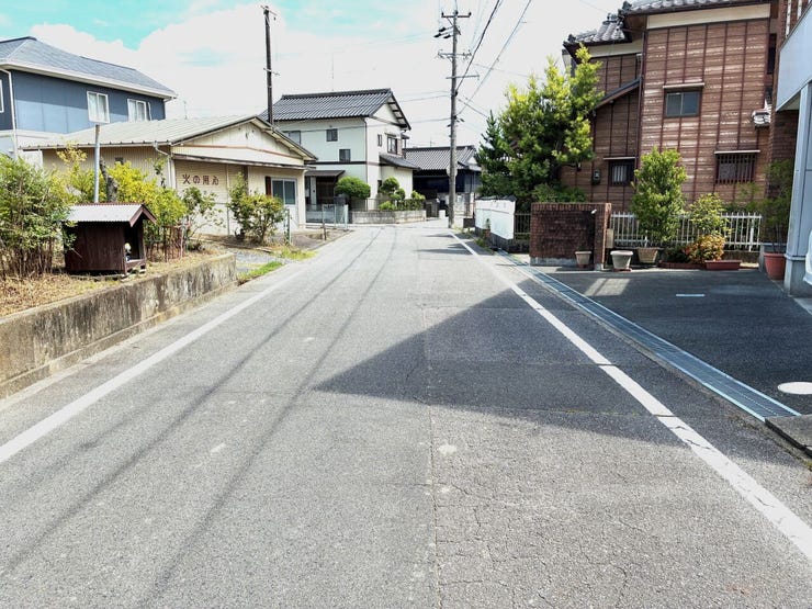 前面道路 広さもあり通りも多くはないのでお子さんがいても安心です!