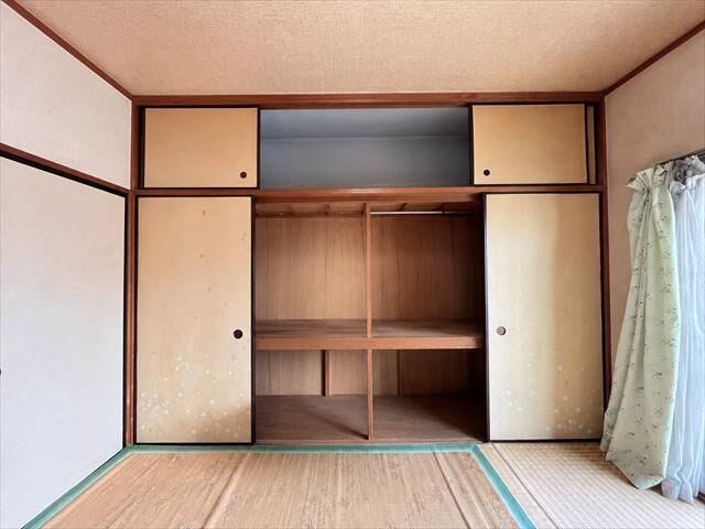 6畳:大容量の押入があるので、和室も片付けやすく、実用的で快適な空間に。
※実際の写真から家具消しの加工行っております。