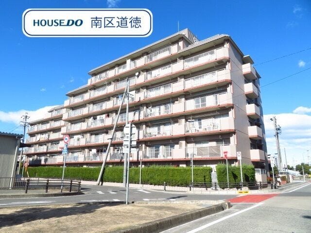 【外観】
7階建て2階部分のお部屋にあたります。
名鉄常滑線/大江駅まで徒歩約9分、JR東海道本線/笠寺駅まで徒歩約12分と2沿線利用が可能。名四国道 北頭IC近くに立地です。
