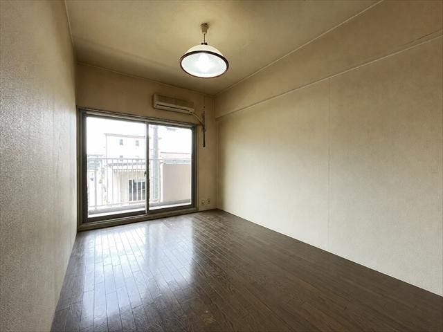 窓から日差しが入り、明るいお部屋になっています。
※実際の写真から家具消しの加工行っております。