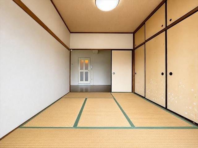 6畳:ちょっと寝転んでみたり、洗濯物を畳んだり、いろんな用途に使えます。
※実際の写真から家具消しの加工行っております。
