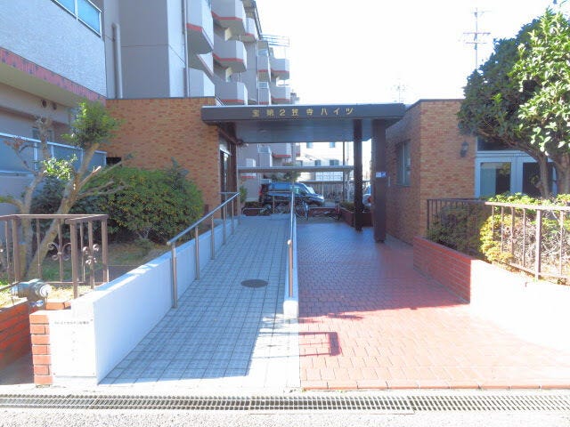 マンション北側エントランスです。スロープが付いていますので、車椅子でも通行ができます。