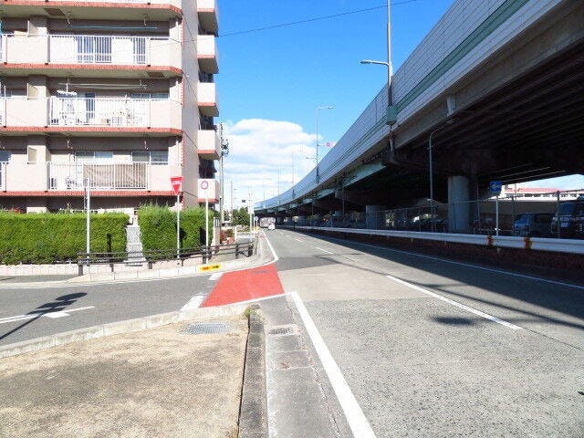 マンション東側前面道路です。