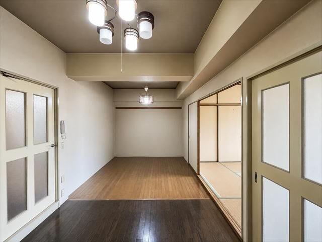 擦りガラス扉は、閉めた状態でも光を取り入れてくれます。
※実際の写真から家具消しの加工行っております。