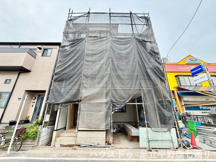 【外観】
南側約6m公道に面した明るく開放感のある外観。落ち着いたデザインで、駐車や出入りのしやすさも魅力です。