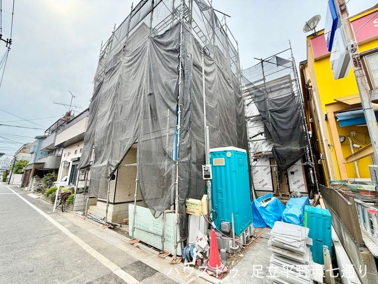 前面道路に面した開放感ある立地。車の出入りや現地確認もしやすい住環境です。