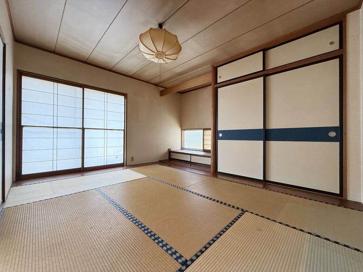 室内(2026年6月)撮影
◎本日案内可能◎
リビングに隣接している6帖の和室。掛け軸や生け花など飾れるスペースがございます。
