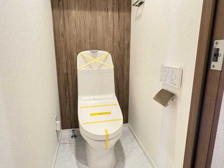 アクセントクロスが印象的な、落ち着きあるトイレ空間です。毎日使う場所だからこそ、シンプルで清潔感のある雰囲気が日々の心地よさを支えてくれます。