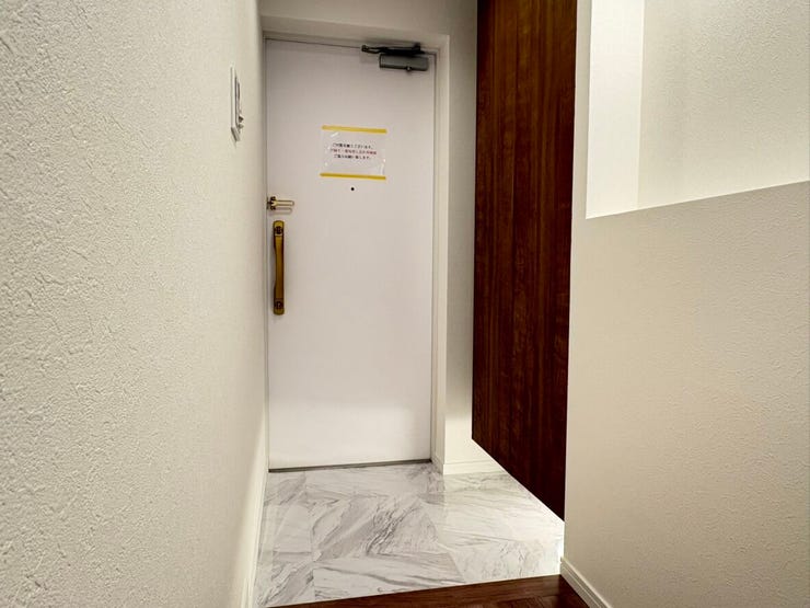 白を基調とした、すっきりとシンプルな玄関です。お出かけ前や帰宅時にほっと一息つけるような、落ち着いた空気感が漂う住まいの入口です。