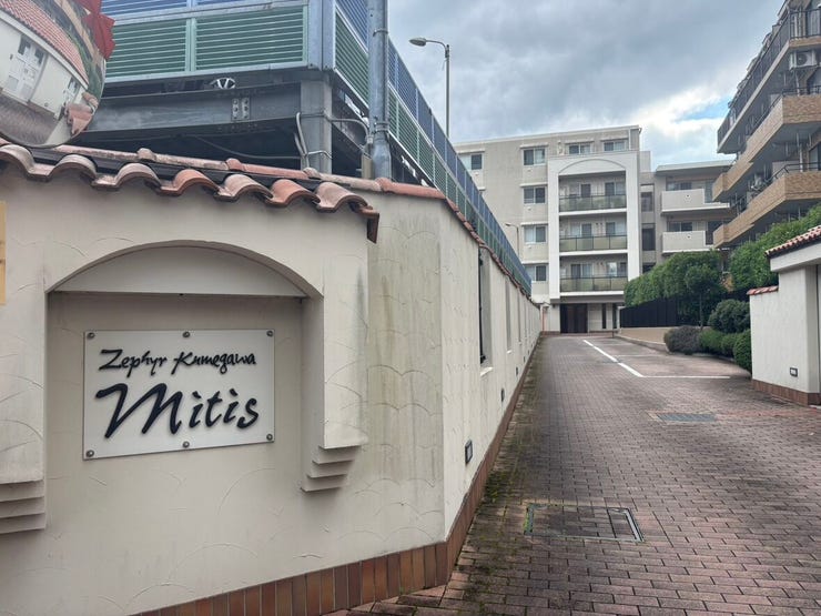 レンガ調の屋根と落ち着いた色合いが魅力のマンションです。整備された敷地内へのアプローチは視界が開けており、帰宅のたびに安らぎを感じさせてくれる佇まいです。