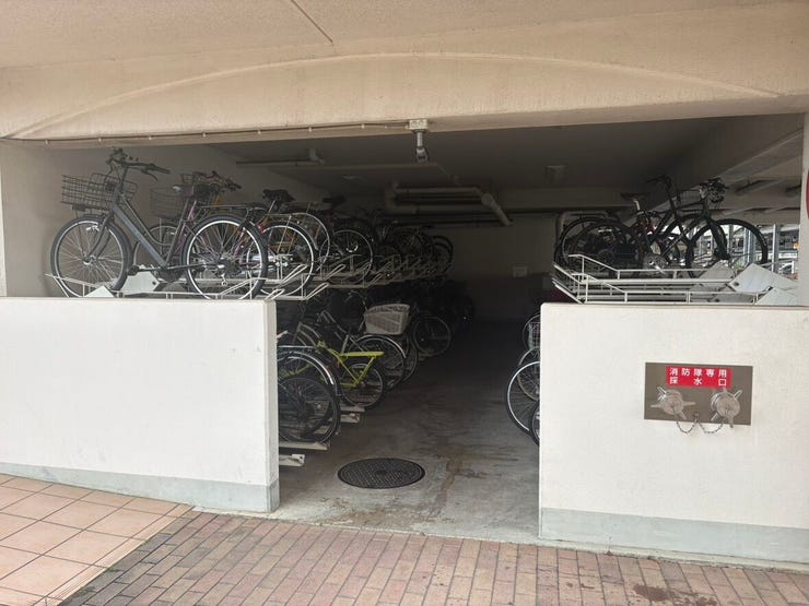 敷地内に屋根付きの駐輪場が備わっています。雨や日差しから大切な自転車を守れる設計で、通勤や通学、ちょっとしたお買い物など、日々の移動を快適にサポートします。
