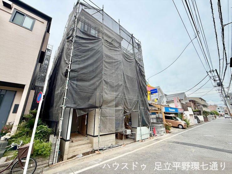 周辺は住宅が建ち並ぶ落ち着いた環境。生活利便施設も身近に感じられる立地です。