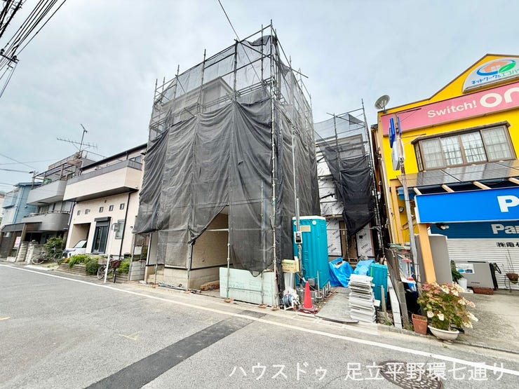 前面道路に面した開放感ある立地。車の出入りや現地確認もしやすい住環境です。