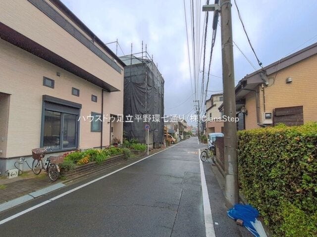 見通しの良い前面道路に面した、開放感のある住環境。落ち着いた住宅街で、車の出し入れもしやすい立地です。
