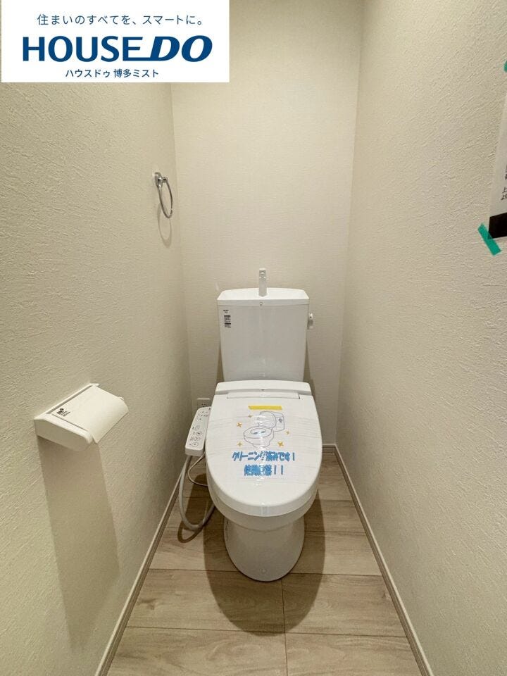 サッとひと拭きでお手入れが完了する便器。忙しい毎日の中で、掃除の手間が少ない設備は地味ながらありがたいものです。