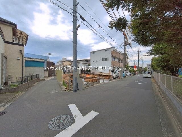 落ち着いた住宅街に位置し、前面道路は見通しの良い開放的な環境。車の出し入れもしやすく、穏やかな住環境が魅力です。