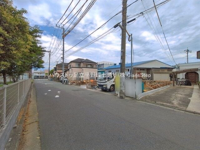 見通しの良い前面道路に面した、開放感のある住環境。落ち着いた住宅街で、車の出し入れもしやすい立地です。