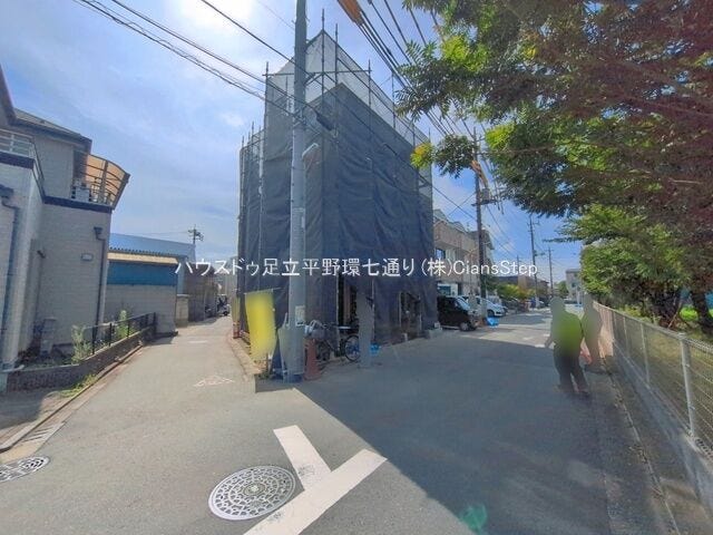落ち着いた住宅街に位置し、前面道路は見通しの良い開放的な環境。車の出し入れもしやすく、穏やかな住環境が魅力です。