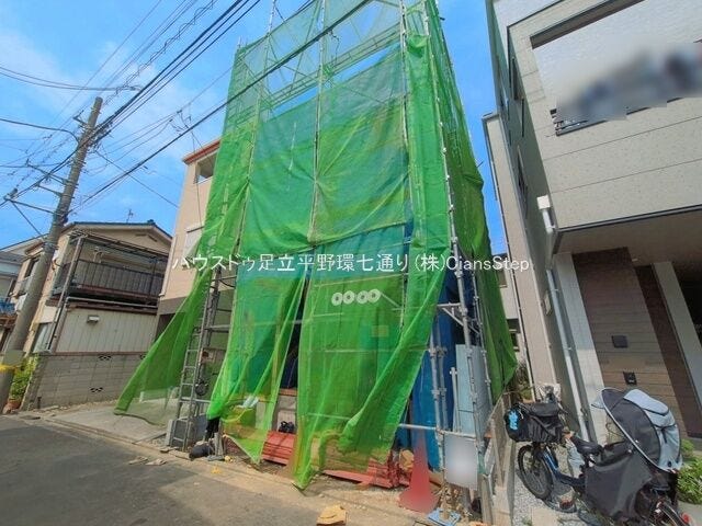 【外観】
建築中の新築戸建。完成後の住まいを思い描きながら、工事の進捗をご確認いただけます。