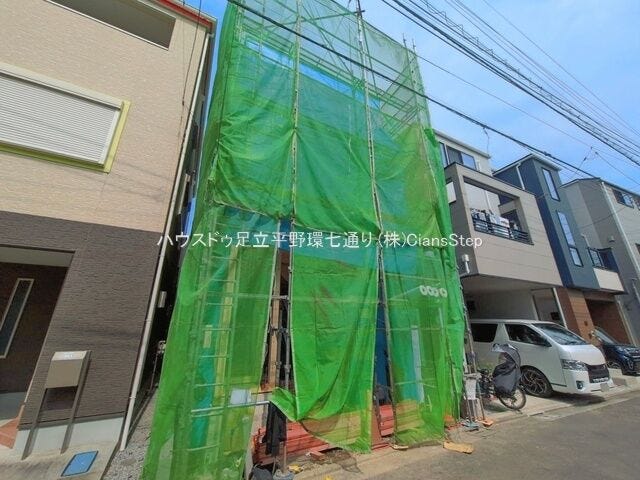 前面道路は車通りが比較的少ない印象。小さなお子様がいるご家庭にも嬉しい住環境です。