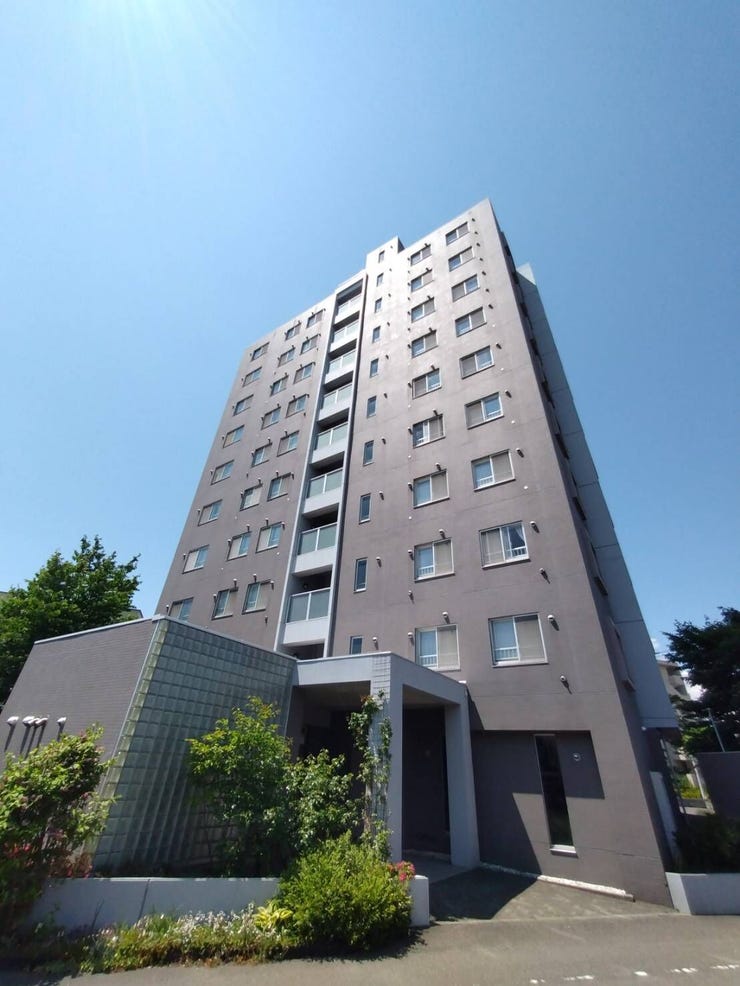 【外観】
《外観写真》
青空が映える10階建てマンション。
周辺環境写真で暮らしに便利な立地です。