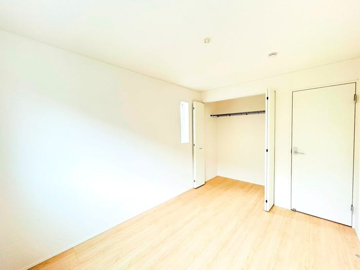 【洋室】
部屋の広さが適度なため、家具の配置やインテリアデザインがしやすく、狭すぎず広すぎない居心地の良い空間を作れます。
家族構成やライフスタイルに合わせて使い方を簡単に変えることができます。