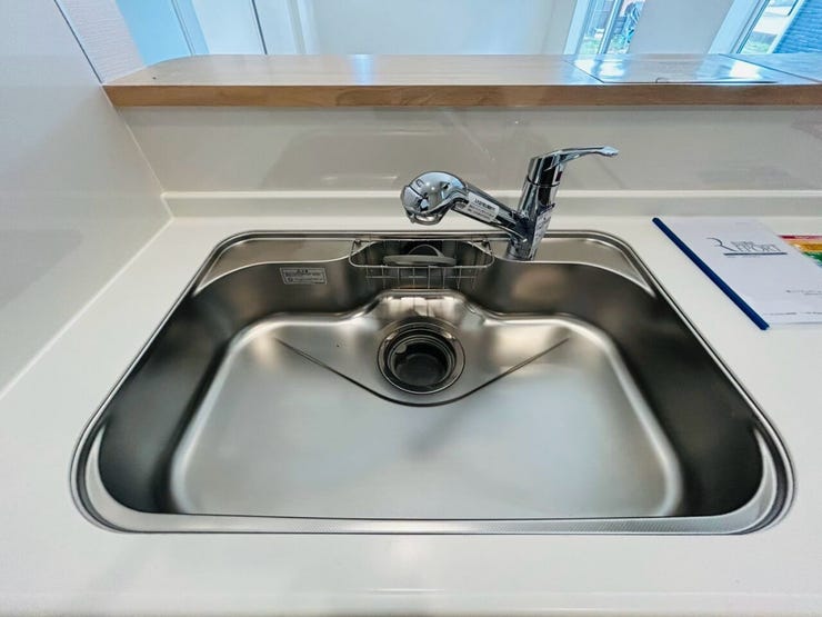 【いつでも安心でおいしい水を「浄水器付きシンク」】
水栓一体型の浄水器で、料理や飲料水にいつでも安心・安全なお水を使えます。