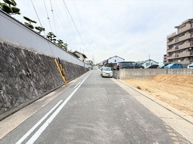 幅員約6mの前面道路です。道路幅が広いので、向かいの住宅とも距離があるため日当たりも確保しやすいです。