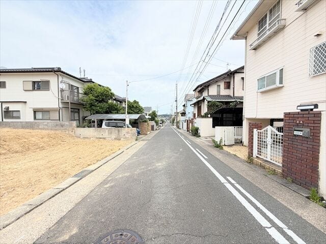 幅員約6mの前面道路です。道路幅にゆとりがあるので、車種を選びません。大きめの車を乗りたい方にもオススメです。