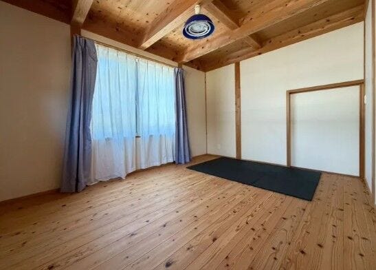 2階の洋室です。納戸がついております