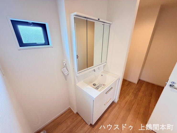 三面鏡付きで、身だしなみのチェックもしやすい仕様
