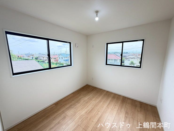 シンプルな間取りで家具配置のしやすい洋室。
