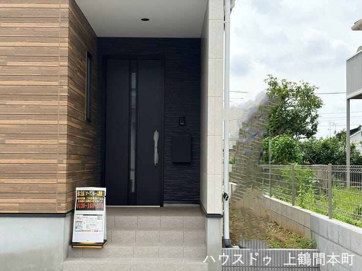 広々とした玄関は、家族みんなの出入りも快適。帰宅時のほっとした気持ちを温かく迎えてくれる、住まいの顔となる空間です。