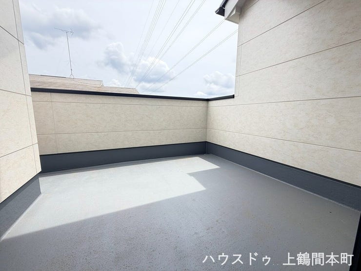 開放感ある街並みと前面道路が、住まい全体をより広く感じさせます。
