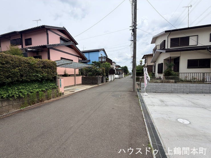 ゆとりある前面道路が、毎日の車庫入れをスムーズにしてくれます。