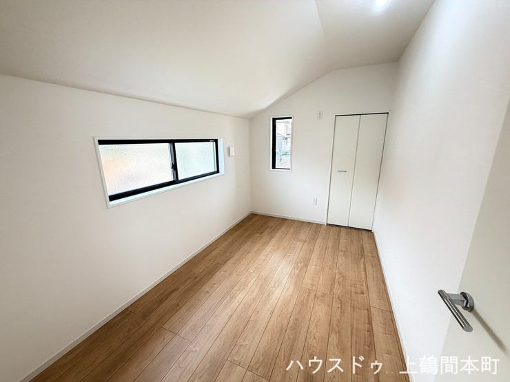 明るく日当たり良好な洋室は、子ども部屋やワークスペースにぴったり。太陽の光が差し込む気持ちの良いお部屋です。