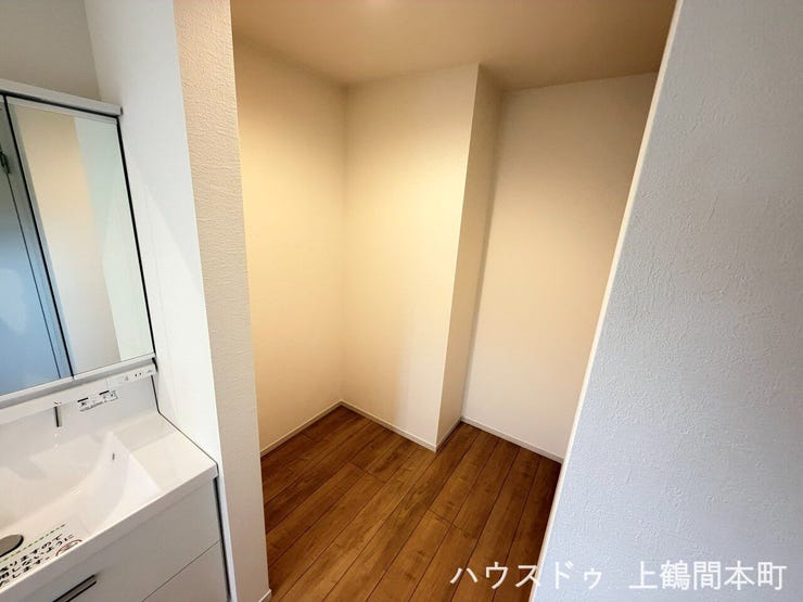 ゆとりある広さの洗面脱衣室で、朝の身支度もバスタイムの着替えもスムーズに。家族みんながゆったり使える快適な空間です。