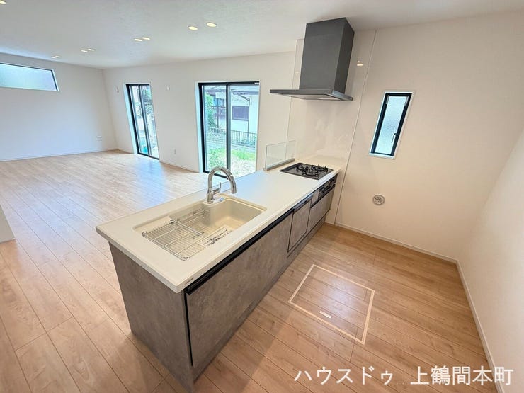 床下収納完備のキッチンで、収納スペースを有効活用。缶詰や調味料のまとめ買いストックにも最適で、毎日の料理をより快適にサポートします。