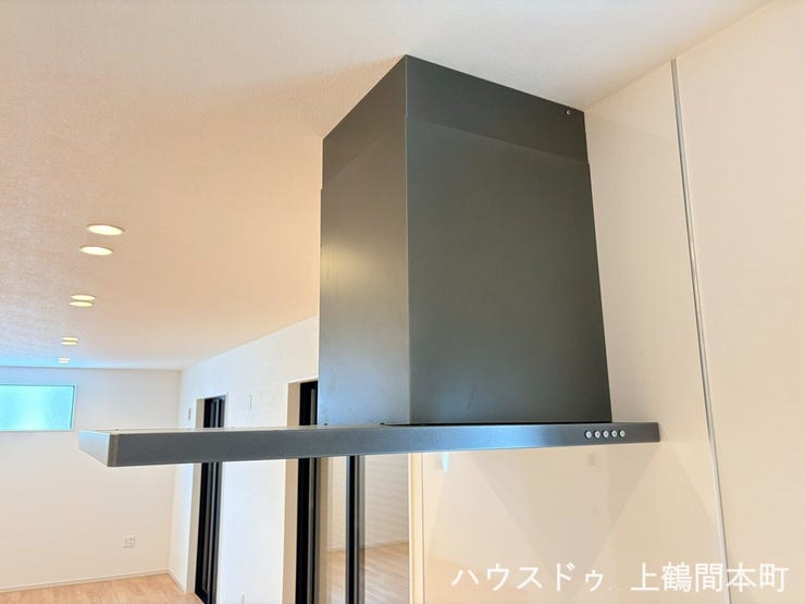 レンジフードで料理中の煙やにおいをしっかり排気。揚げ物や焼き魚の後も室内ににおいが残らず、清潔で快適なキッチンを保てます。