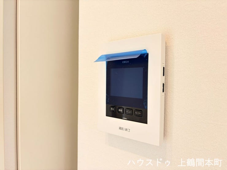 モニター付きインターフォン完備で、訪問者を画面で確認してから応対できる安心の設備。毎日の暮らしをしっかり守ります。