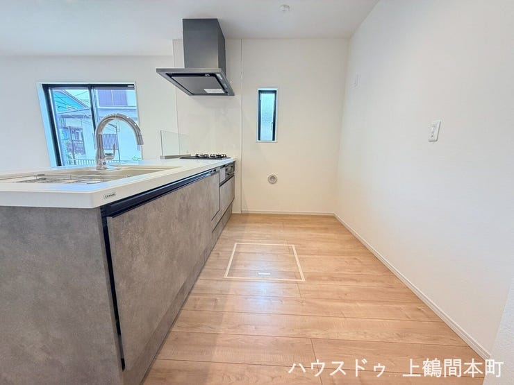 動線がスムーズで、複数人でも使いやすいキッチンレイアウト
