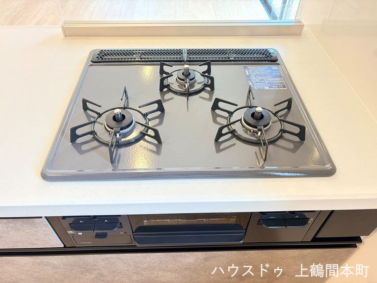 3口ガスコンロで、毎日の料理がぐっとはかどります。複数のメニューを同時に調理でき、忙しい夕食の準備も時短に。