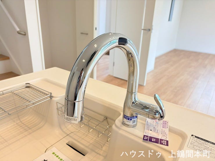 ヘッドが伸びるシャワー水栓付きキッチン。大きな鍋や食器も隅々まで洗い流せて、シンク掃除もらくらくこなせます。