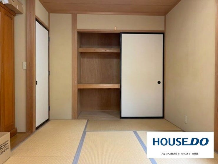 和室には、仕切られた押し入れが備わっています。布団や大型の荷物、季節用品などを分類して収めるスペースが確保されています。※AIによる家具消し加工を使用しています。現況をご確認ください