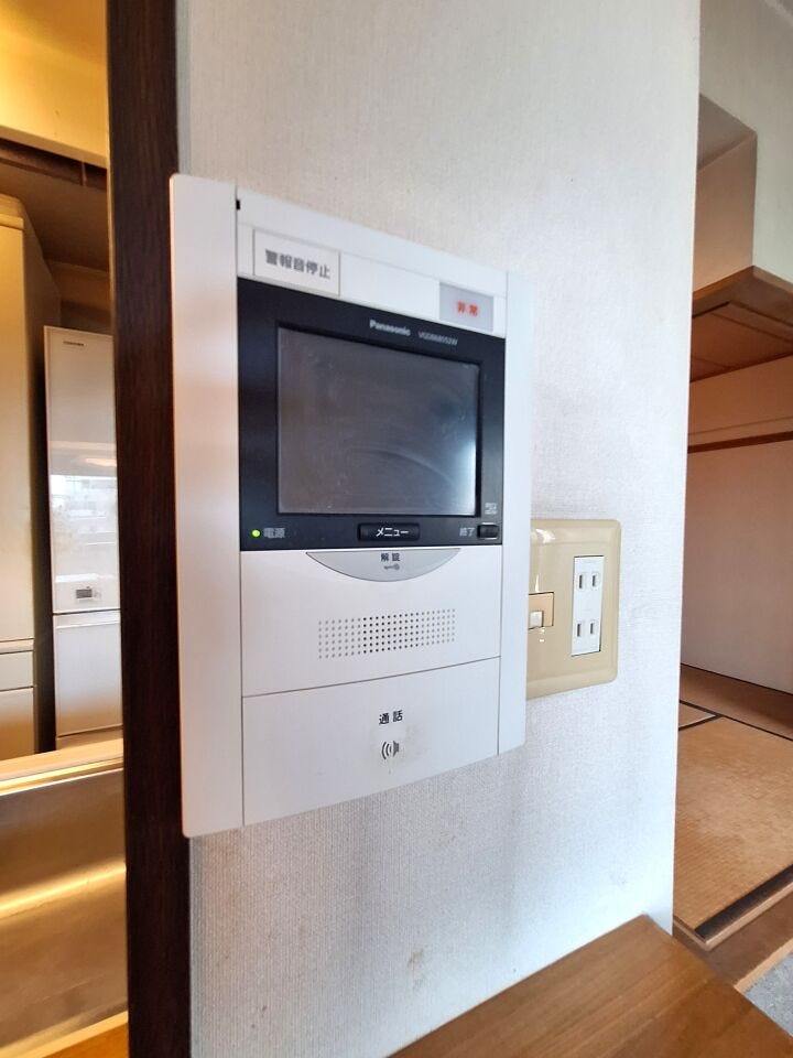 相手の顔が確認できるモニター付のインターホン